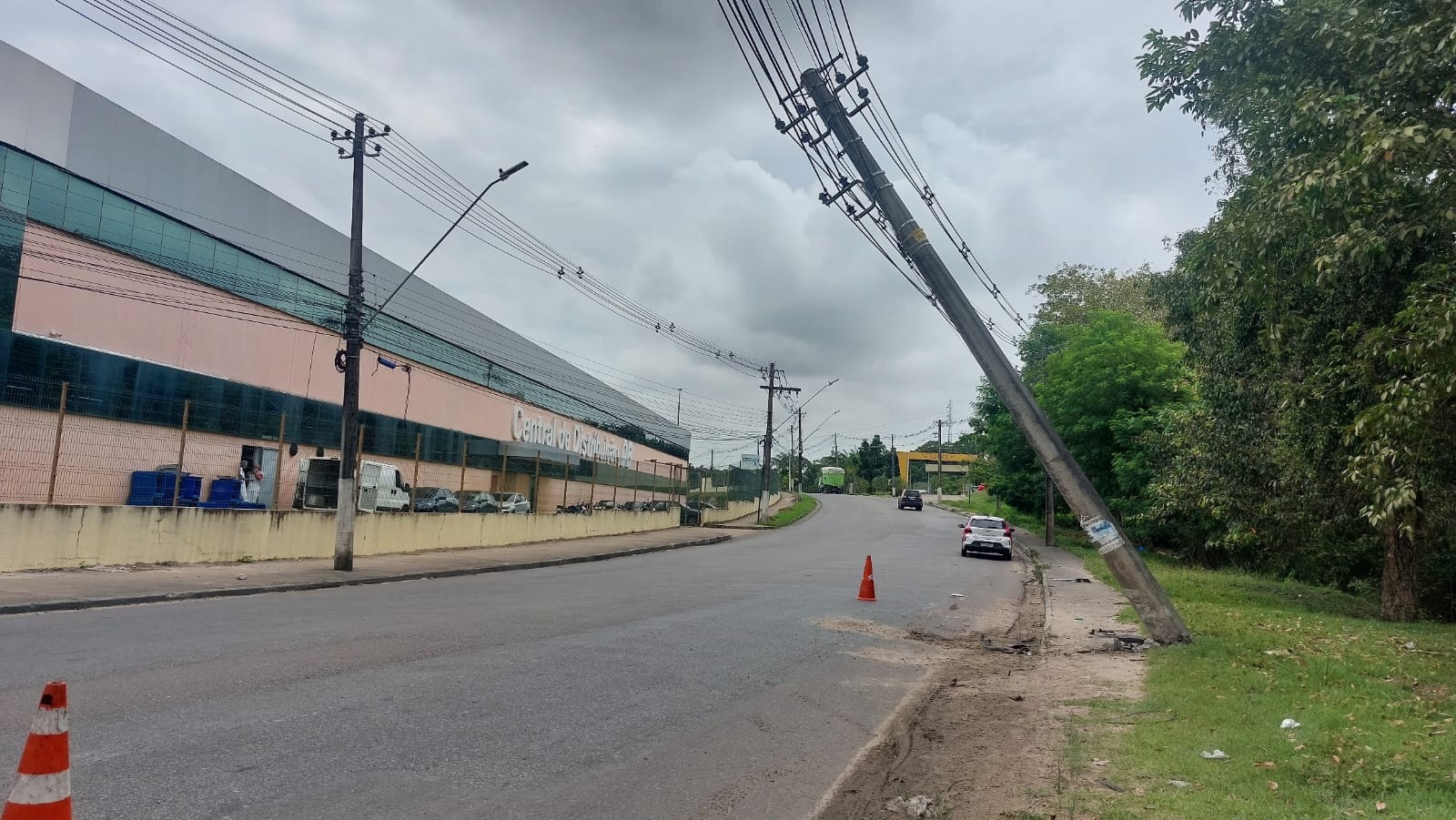 Motorista perde controle do carro e bate em poste de energia em Manaus