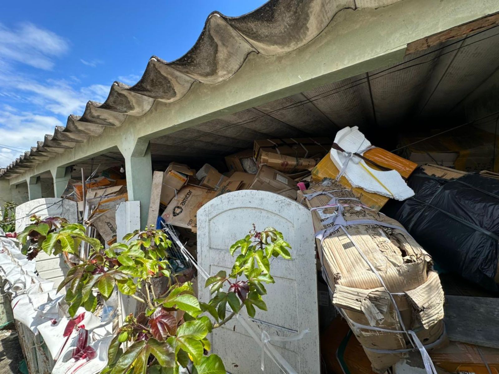 Justiça determina limpeza da casa de idoso que acumula lixo no AC; homem deve ser acolhido após alta médica