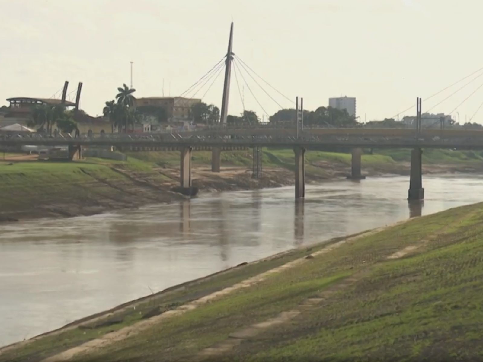 Rio Acre baixa mais de 6 metros em um mês e acende alerta na capital: 'Prenúncio de estiagem'