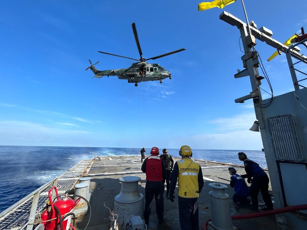 Helicóptero da FAB presta apoio em resgate realizado pela Marinha em alto-mar — Foto: MB/Divulgação