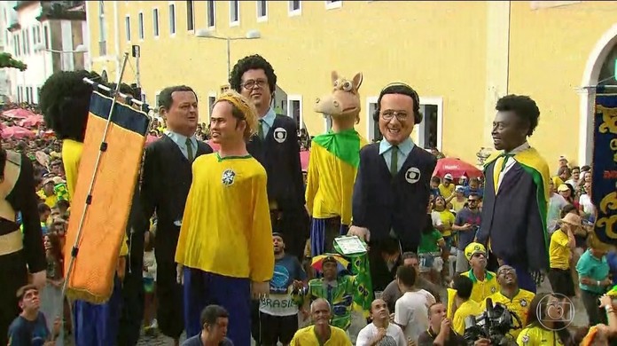 Bonecos gigantes animam torcedores no jogo entre Brasil e Sérvia, no Recife, Pernambuco