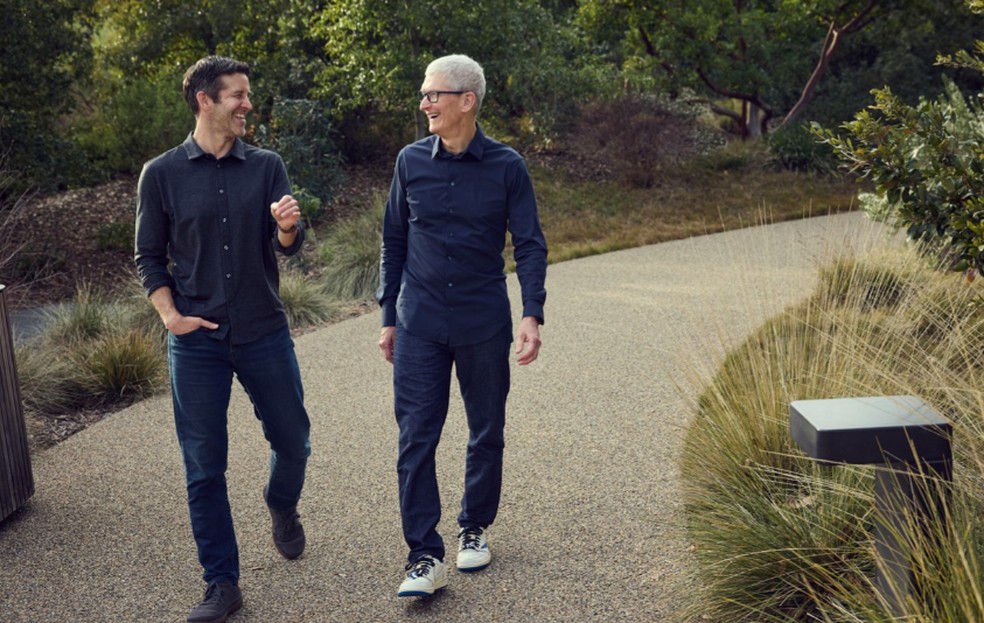 John Ternus (à esquerda), novo CEO da Apple, e Tim Cook, que deixa o cargo para ser presidente executivo do conselho de administração da empresa — Foto: Divulgação/Apple