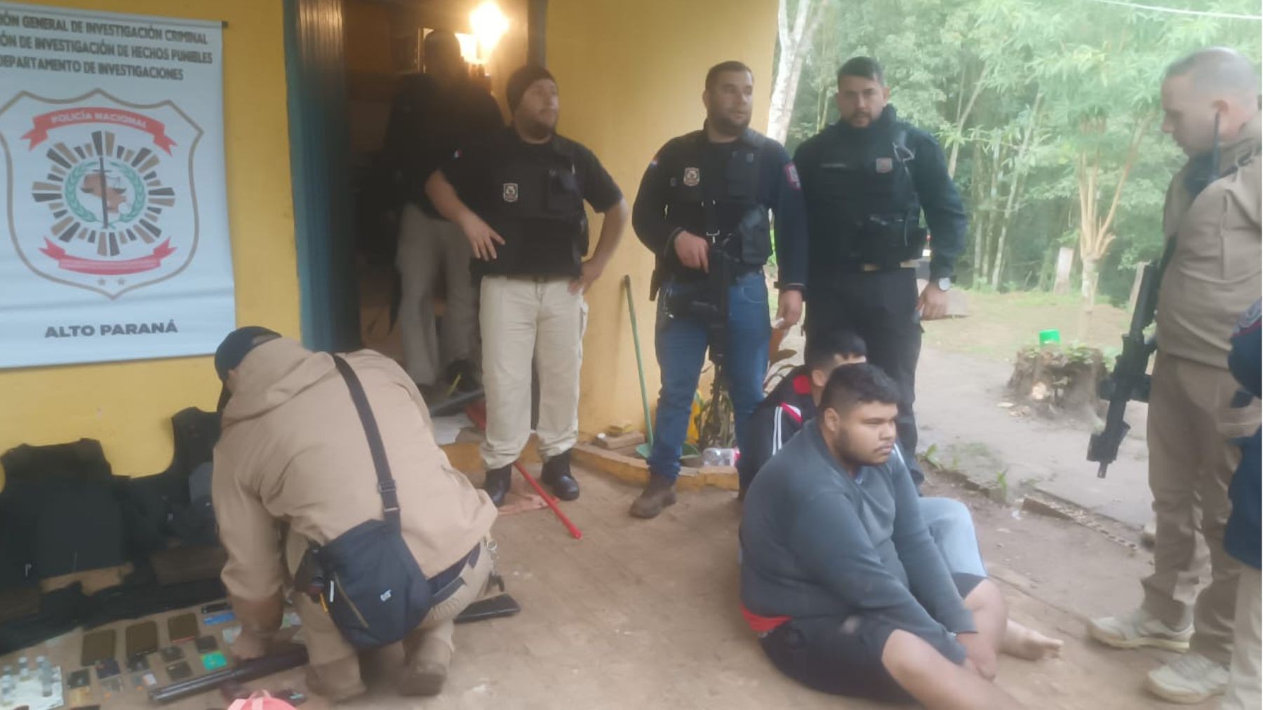 Brasileiro é preso suspeito de participar de mega-assalto a bancos no Paraguai; polícia apreende armas, coletes e munições