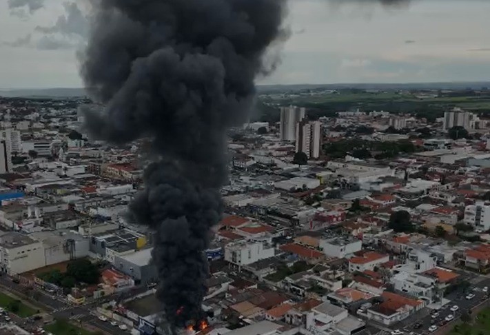 Incêndio de grandes proporções destrói loja de embalagens em MG