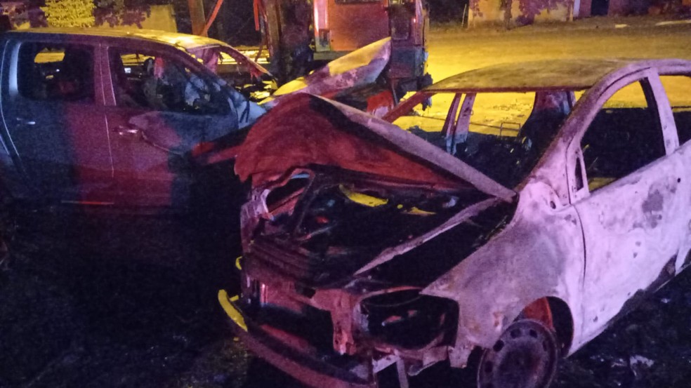 Incêndio atingiu dois três veículos estacionados na Delegacia da Polícia Civil, em Teodoro Sampaio (SP) — Foto: Teodoro Notícias