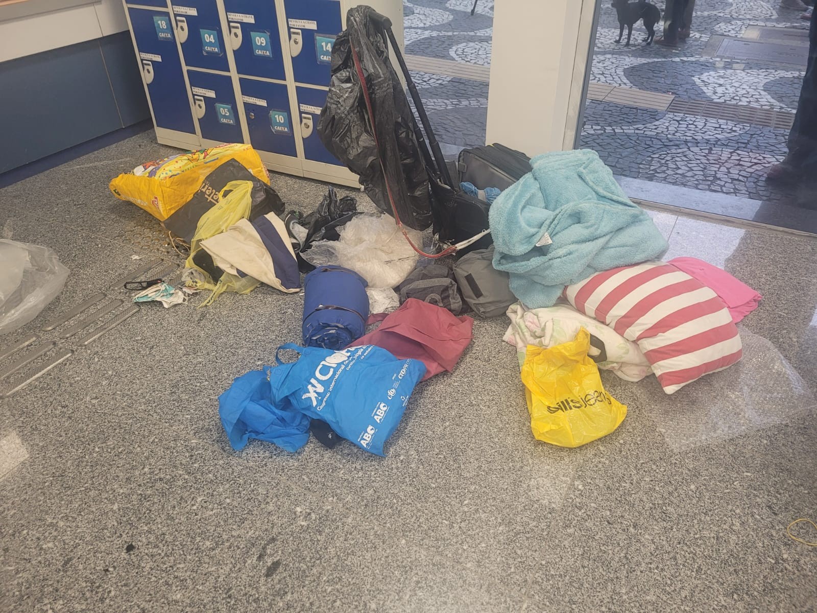 Mala com roupas, brinquedos e pedaços de metal é deixada em agência bancária e mobiliza esquadrão antibombas em Curitiba