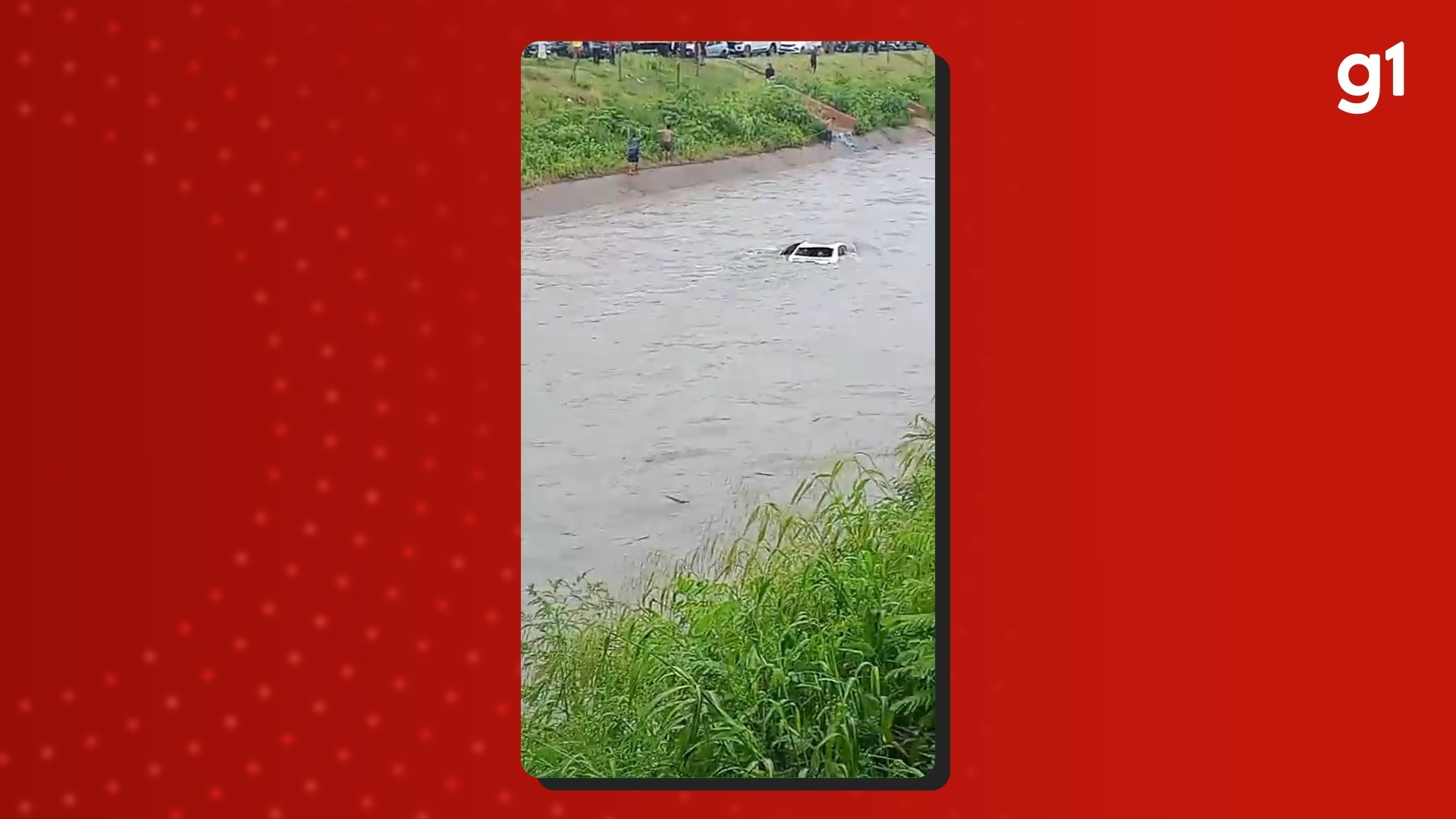 VÍDEO: Motorista afunda com carro em igarapé durante temporal em Manaus