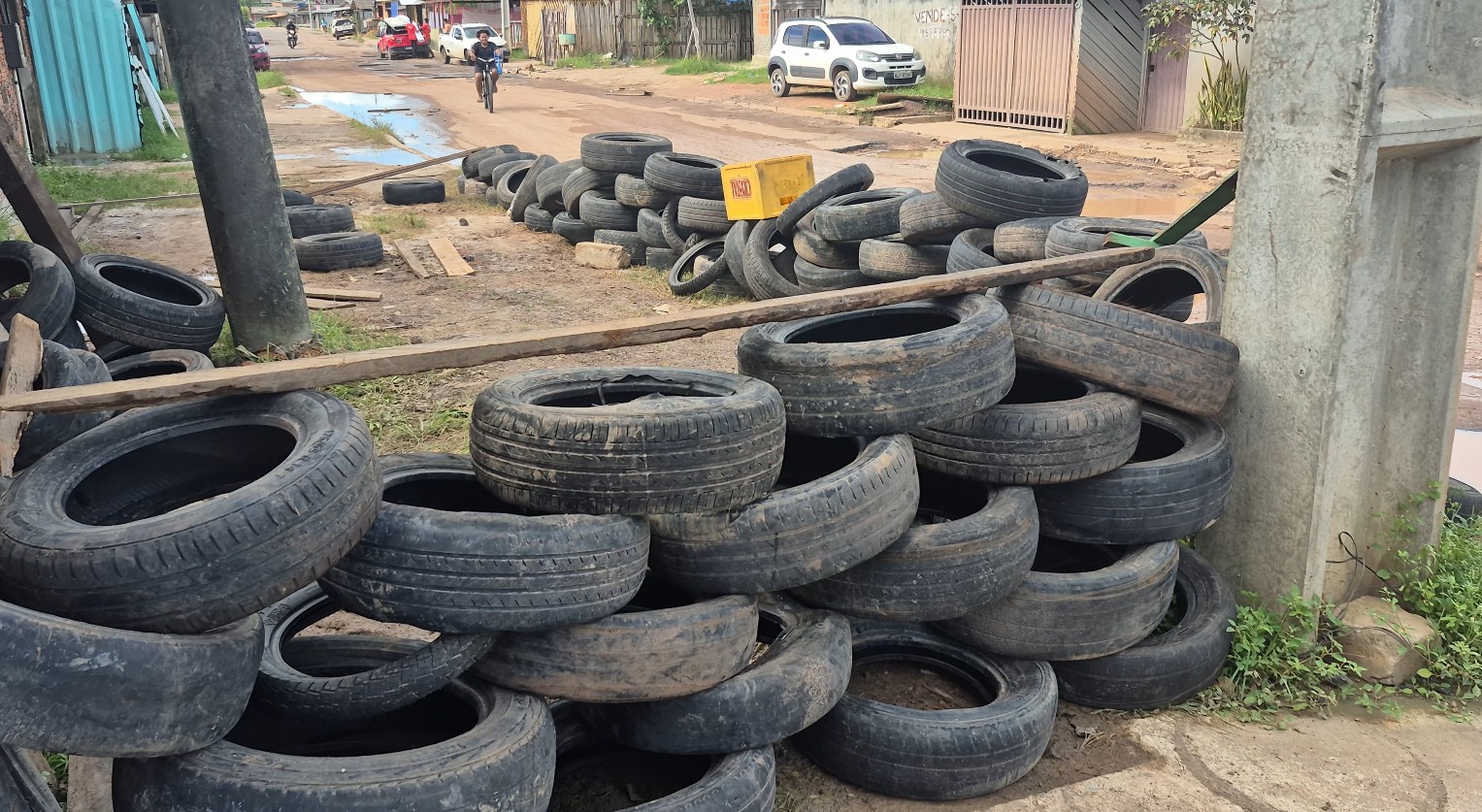 VÍDEO: motorista enfrenta rua esburacada na Zona Sul de Macapá e veículo recua