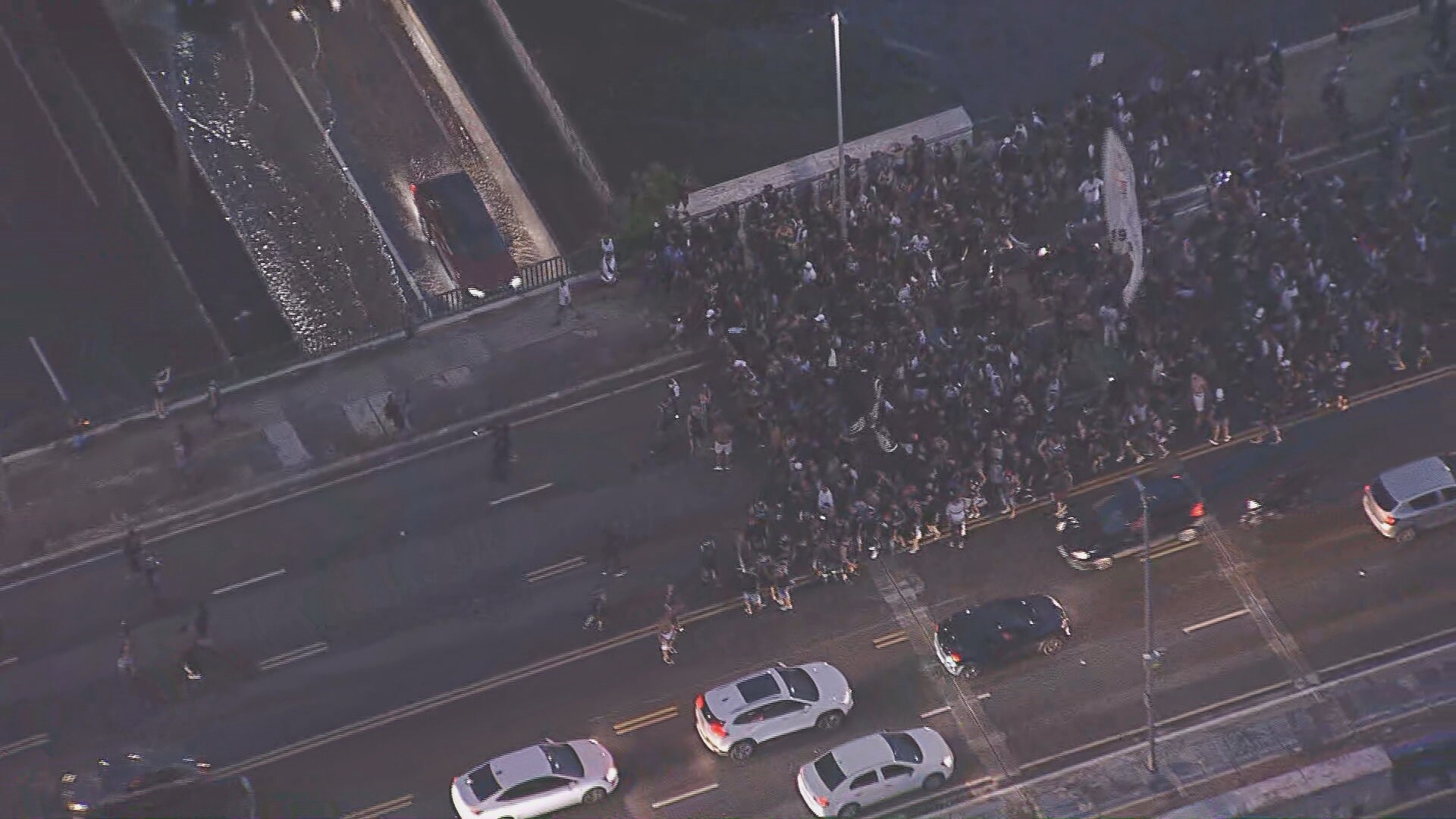 Integrantes da Gaviões da Fiel comemoram vice-campeonato e interditam Ponte da Casa Verde após perder título por 0,1 ponto