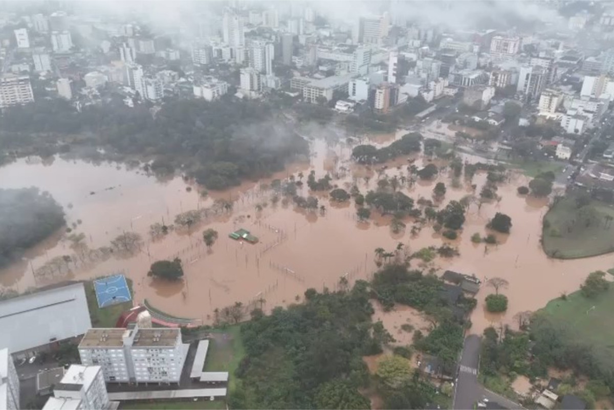 VÍDEO: Rio Taquari transborda e imagens de drone mostram água invadindo ruas no RS