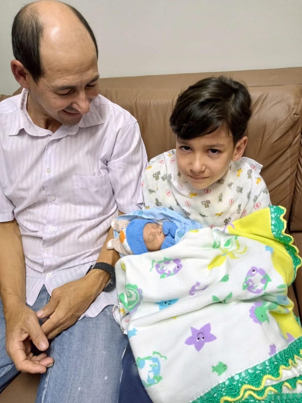 Kelvy Daniel com pai e irmão mais velho após alta do Isea, em Campina Grande. — Foto: Gilvanete dos Santos/Arquivo Pessoal