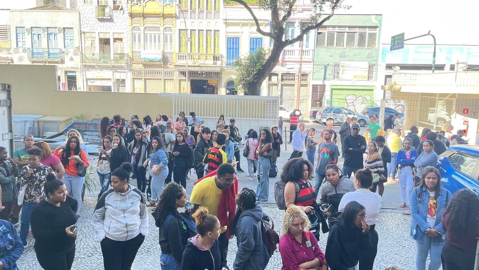 Entrada do Hemorio lotada em dia de troca de doação de sangue por ingressos para show da cantora Ludmilla — Foto: Reprodução