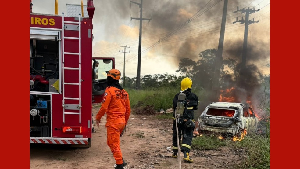 O proprietário levou o carro até uma área de mata distante, e ateiou fogo no veículo em Sorriso (MT) — Foto: Corpo de Bombeiros