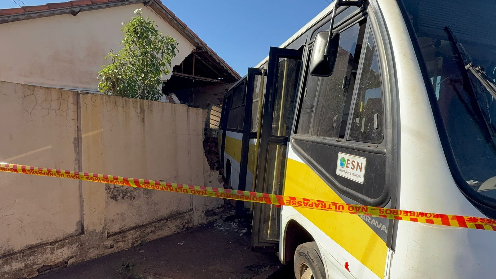 Ônibus perde freio, desce rua desgovernado e invade casa onde estavam crianças em Bariri