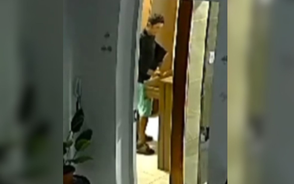 Vídeo mostra homem furtando objetos de casa, em Goiânia — Foto: Reprodução/Polícia Militar