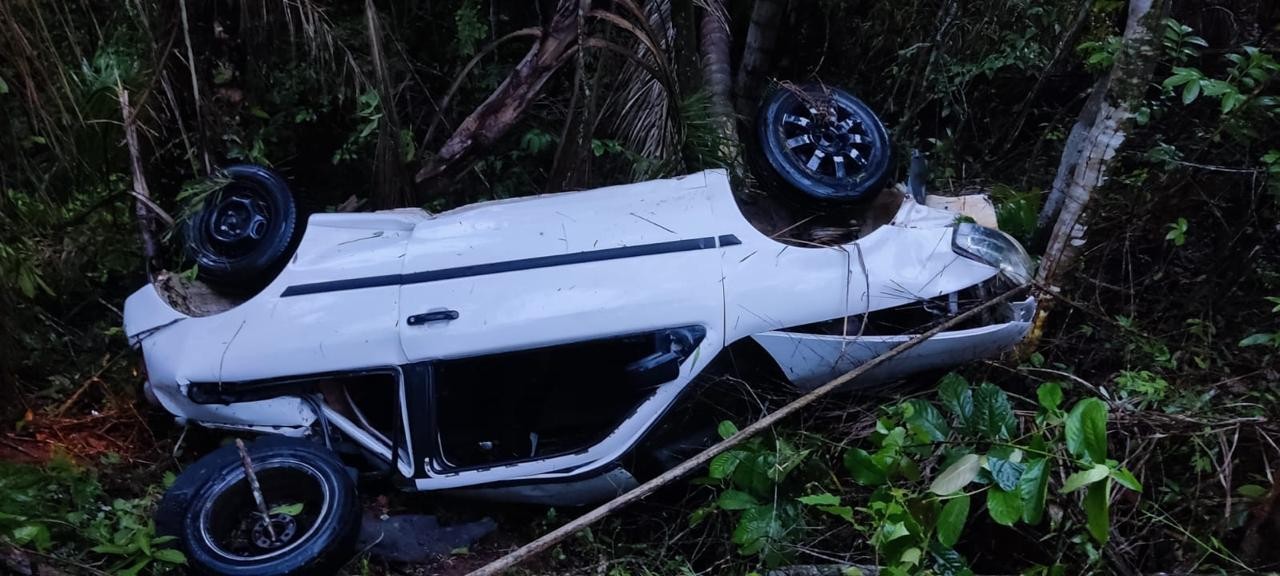 Homens sobrevivem após carro cair de penhasco de 200 metros em Juiz de Fora 