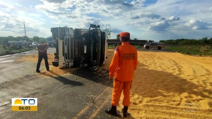 Trânsito na TO-010 é liberado após tombamento de caminhão