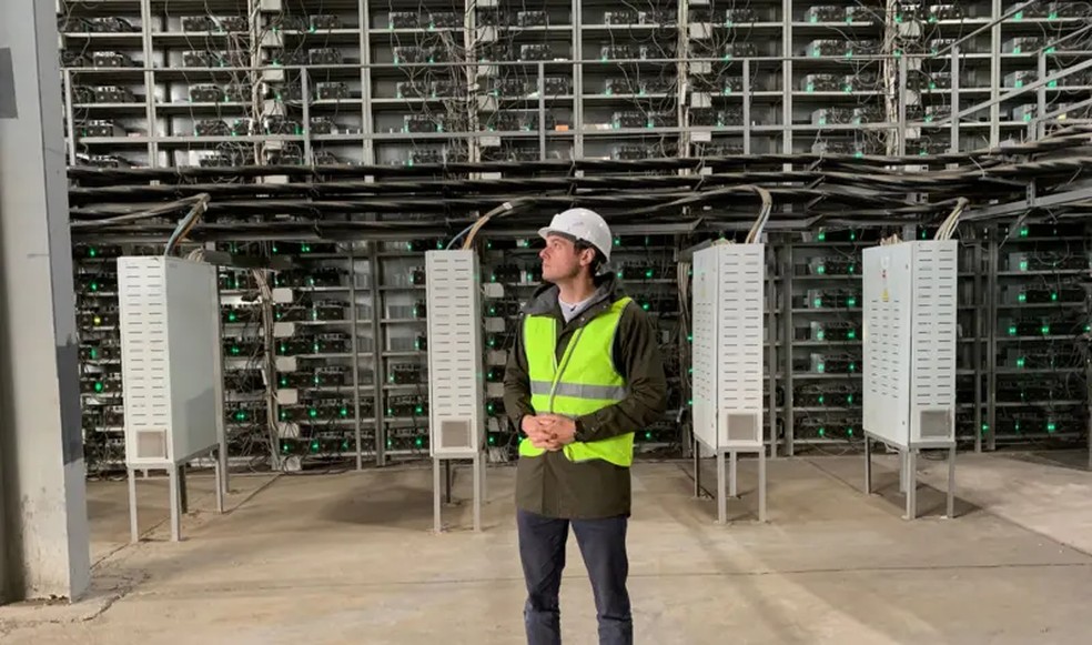O jornalista Joe Tidy, da BBC, visitou uma das gigantescas minas de bitcoin do Cazaquistão durante o 'boom'. — Foto: BBC