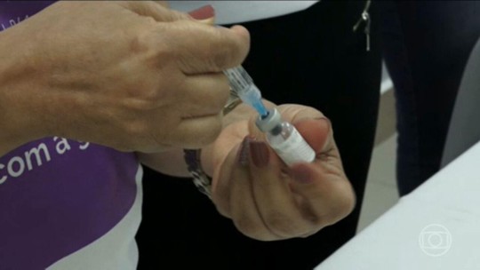 Ministério da Saúde amplia faixa etária para doses da vacina contra a dengue perto de vencer - Programa: Bom Dia Brasil 