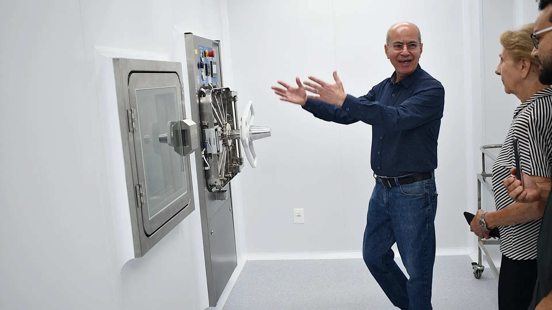 Vedação total, ar filtrado e traje especial: como funciona o 1º laboratório de microrganismos perigosos do Triângulo Mineiro