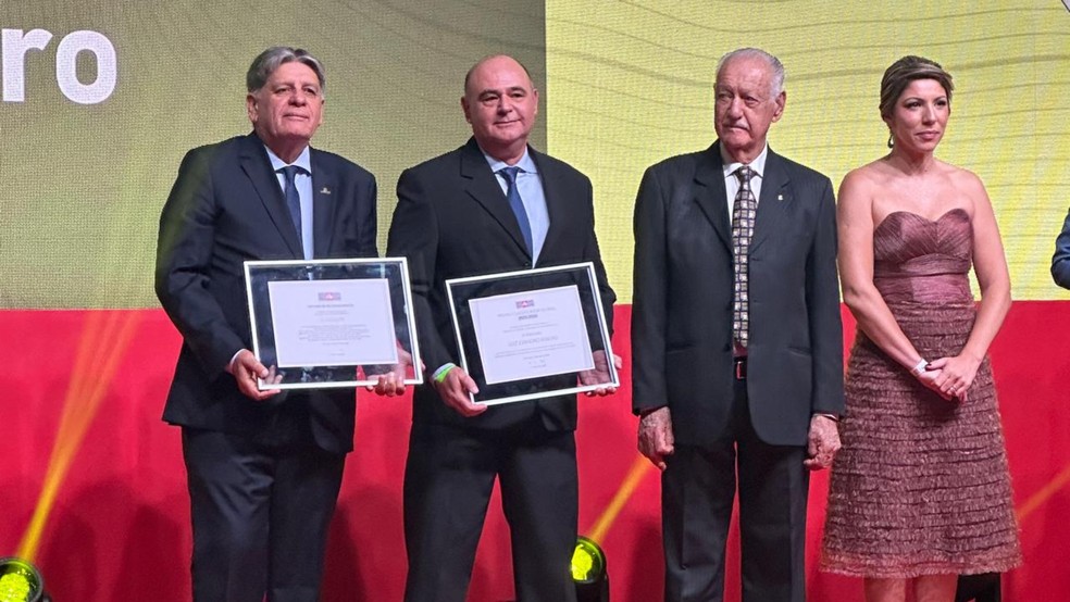  Esq.p/Dir.: Presidente Carlos Augusto e o classificador Luiz Evandro Ribeiro, da Cooxupé, durante o 35º Prêmio Ernesto Illy – Crédito: Divulgação.