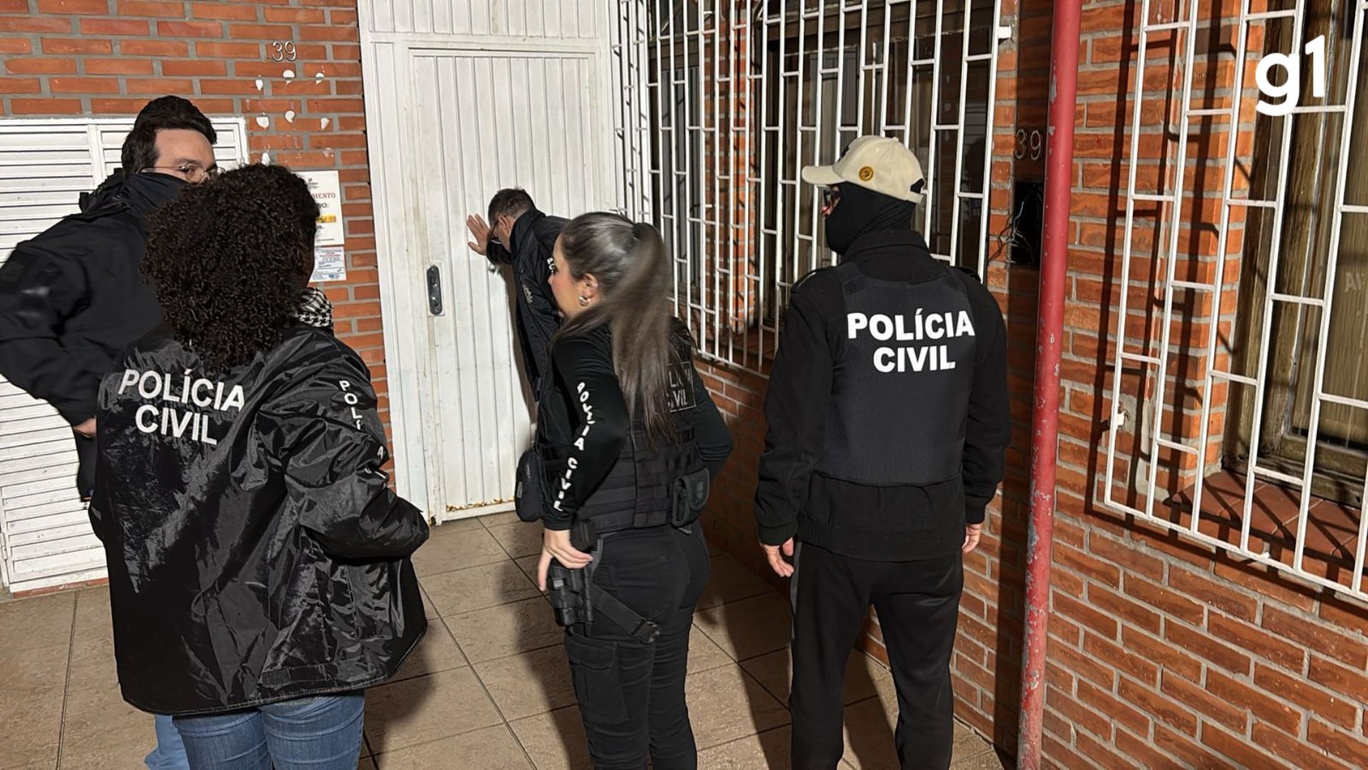 Jovens de classe média alta são investigados por espalhar cartazes para chamar pessoas para grupo neonazista no RS