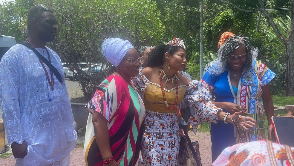 Rainha do Congo foi recebida por estudantes e admiradores — Foto: João Souza / g1 BA