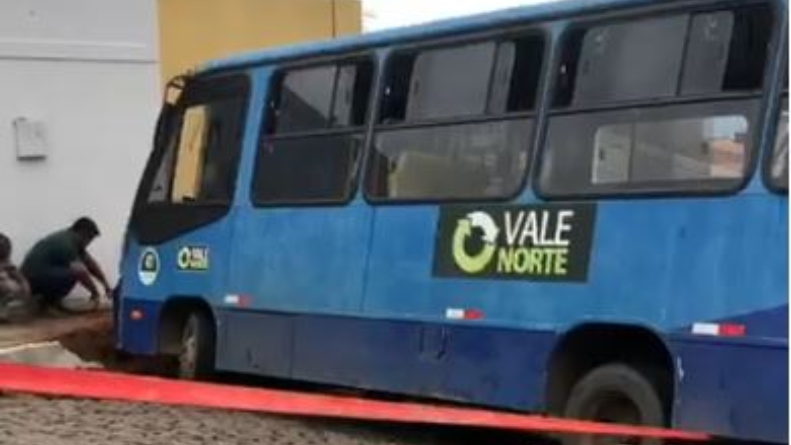 Micro-ônibus desce ladeira do Horto desgovernado e atinge calçadas em Juazeiro do Norte; vídeo