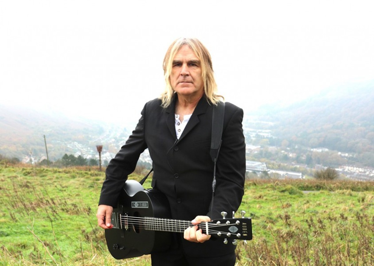 Mike Peters, cantor do The Alarm, morre aos 66 anos | Música