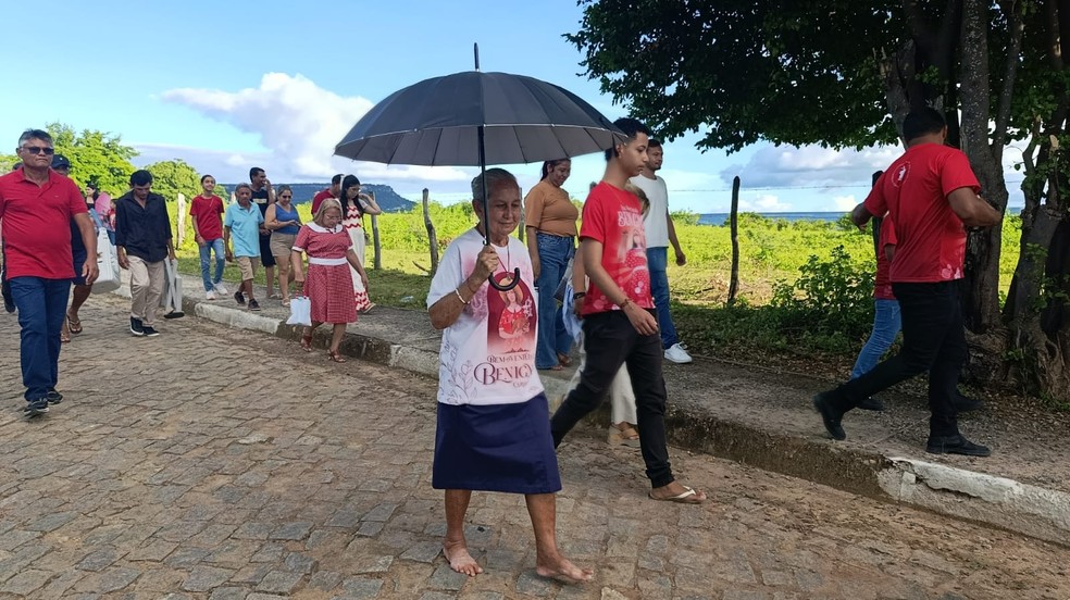 Antônia Alves fez o percurso sem calçados, promessa paga pela melhora na saúde do estômago. — Foto: Paulo Henrique Rodrigues/TVM Cariri
