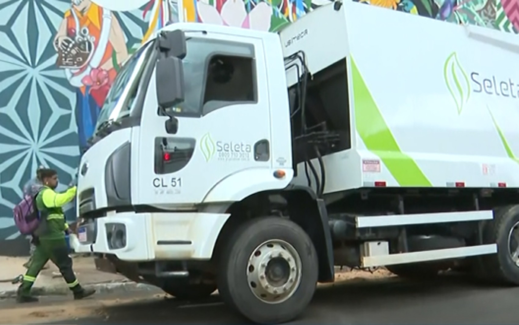 Caminhão de lixo perde freio e atinge cinco carros em Franca, SP