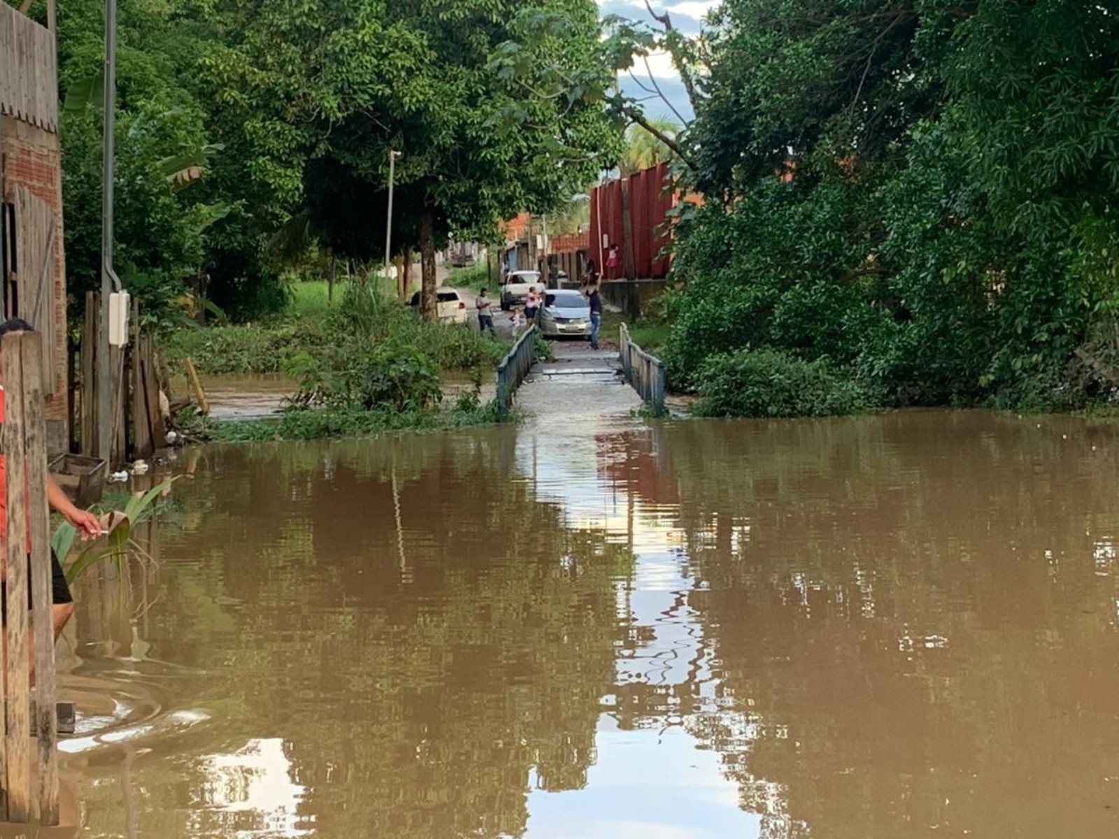 Chuvas intensas transbordam igarapé e 17 bairros são afetados por enxurrada em Rio Branco