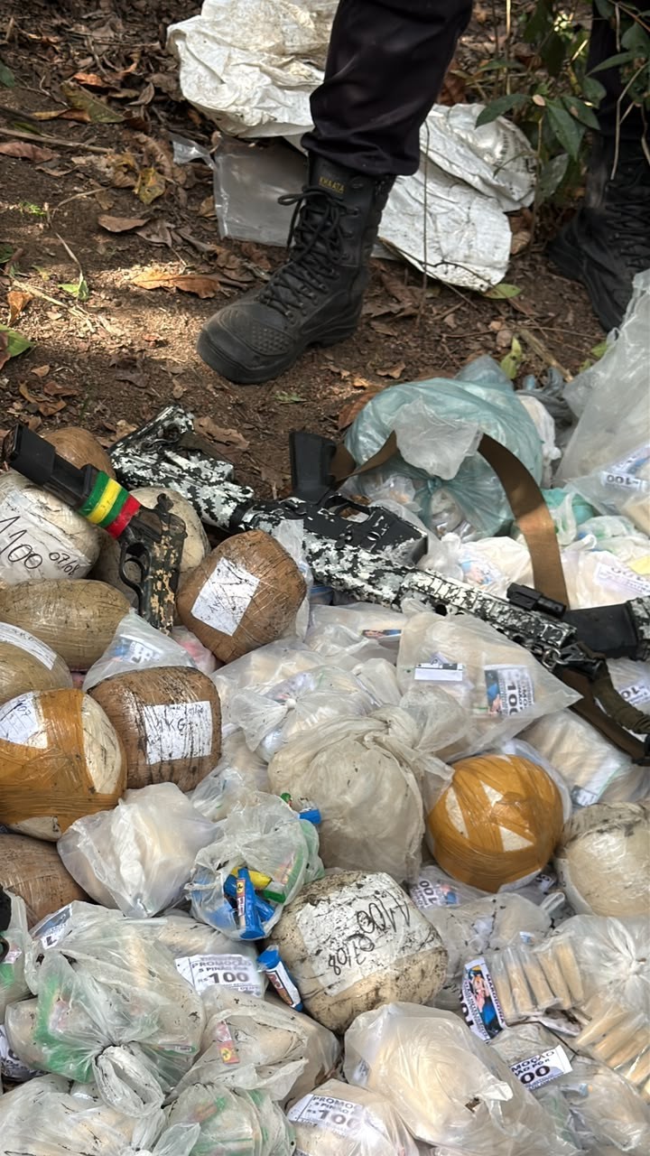 Polícia Militar apreende fuzil, submetralhadora, pistola e grande quantidade de drogas em Barra Mansa