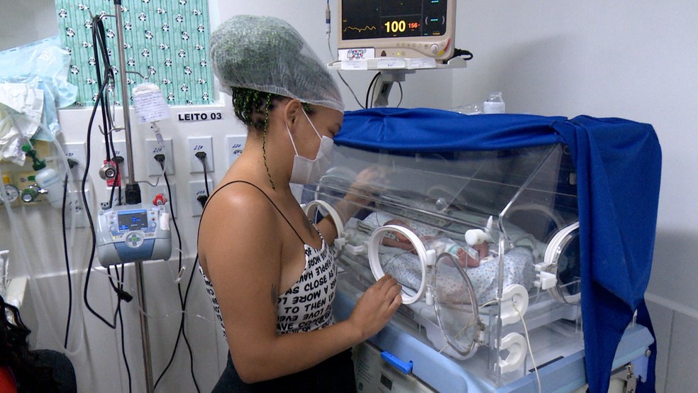 Luana Tavares é mãe de Brayan, que nasceu com 30 semanas de gestação, e diz que o que mais espera é poder levar o filho para casa — Foto: Reprodução/Rede Amazônica Acre