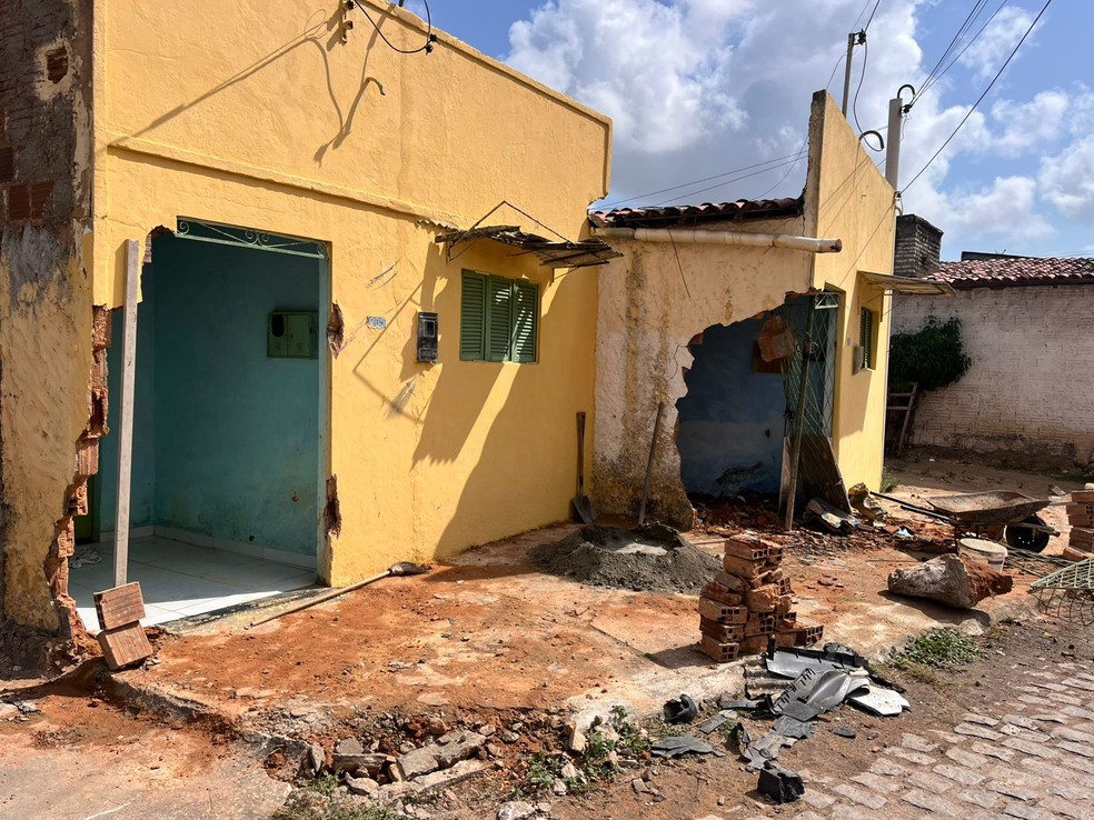 Casas atingidas por carro no bairro Felipe Camarão, em Natal — Foto: Vinícius Marinho/Inter TV Cabugi