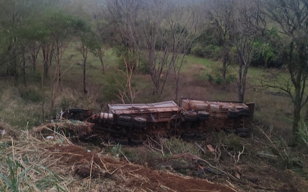 Acidente deixa tr&ecirc;s mortos na GO-210 &mdash; Foto: Reprodu&ccedil;&atilde;o/TV Anhanguera