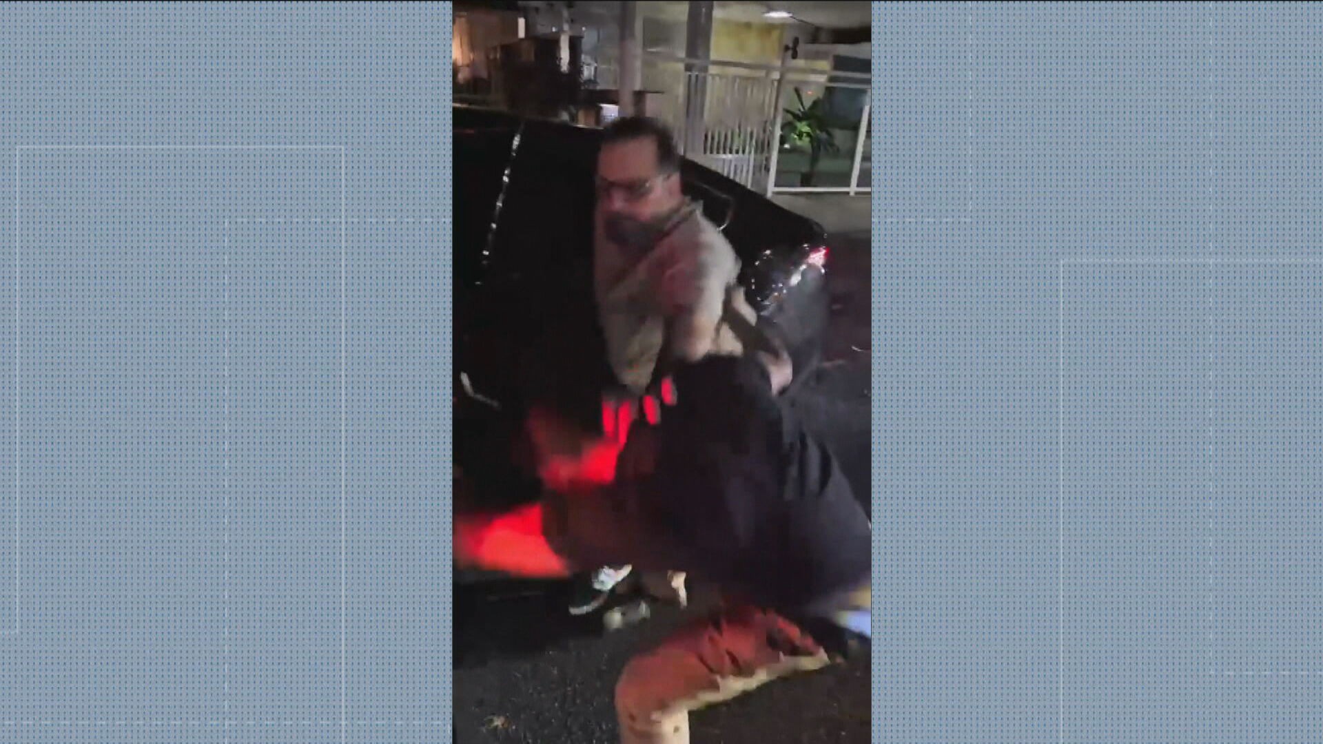 Vídeo mostra motorista de app sendo agredido no Leblon; passageiro alega ter sido atacado antes