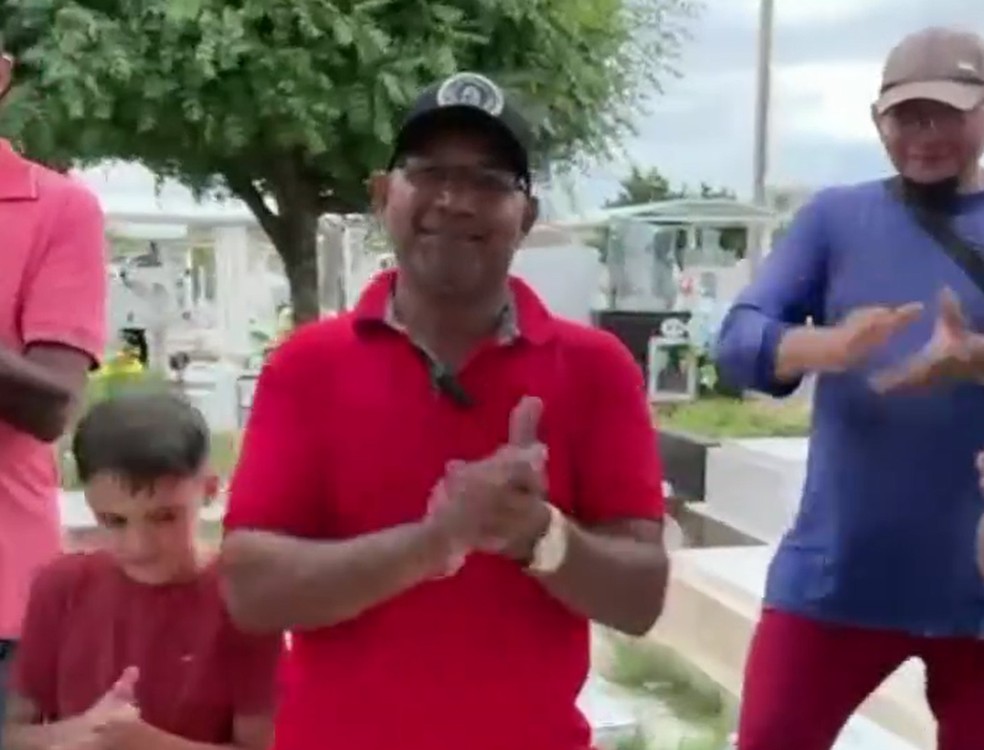 Beto Fera comemorou aniversário de 56 anos em cemitério em Caicó — Foto: Cardoso Silva