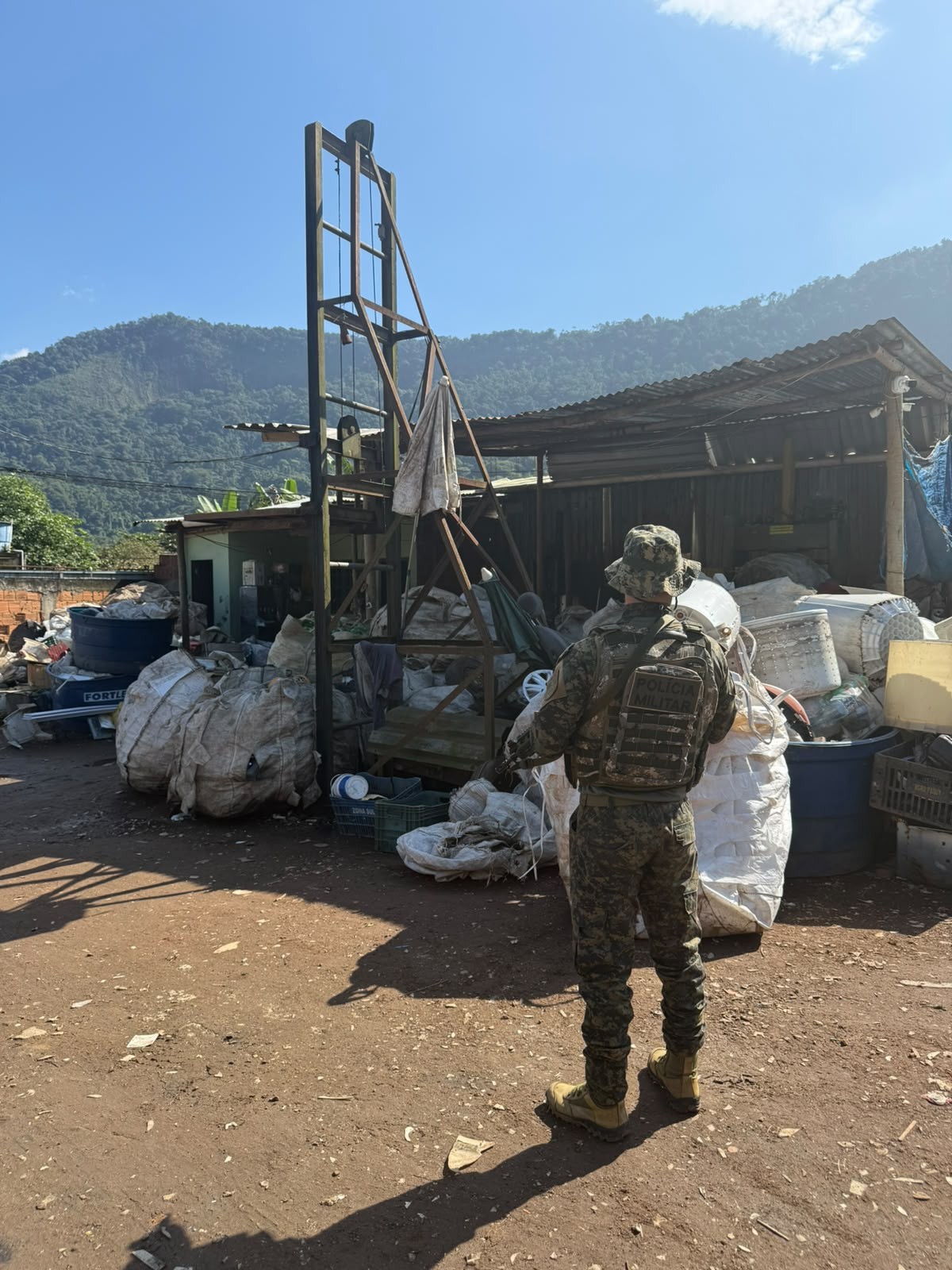 Polícia Ambiental flagra ferro-velho irregular em Angra dos Reis 