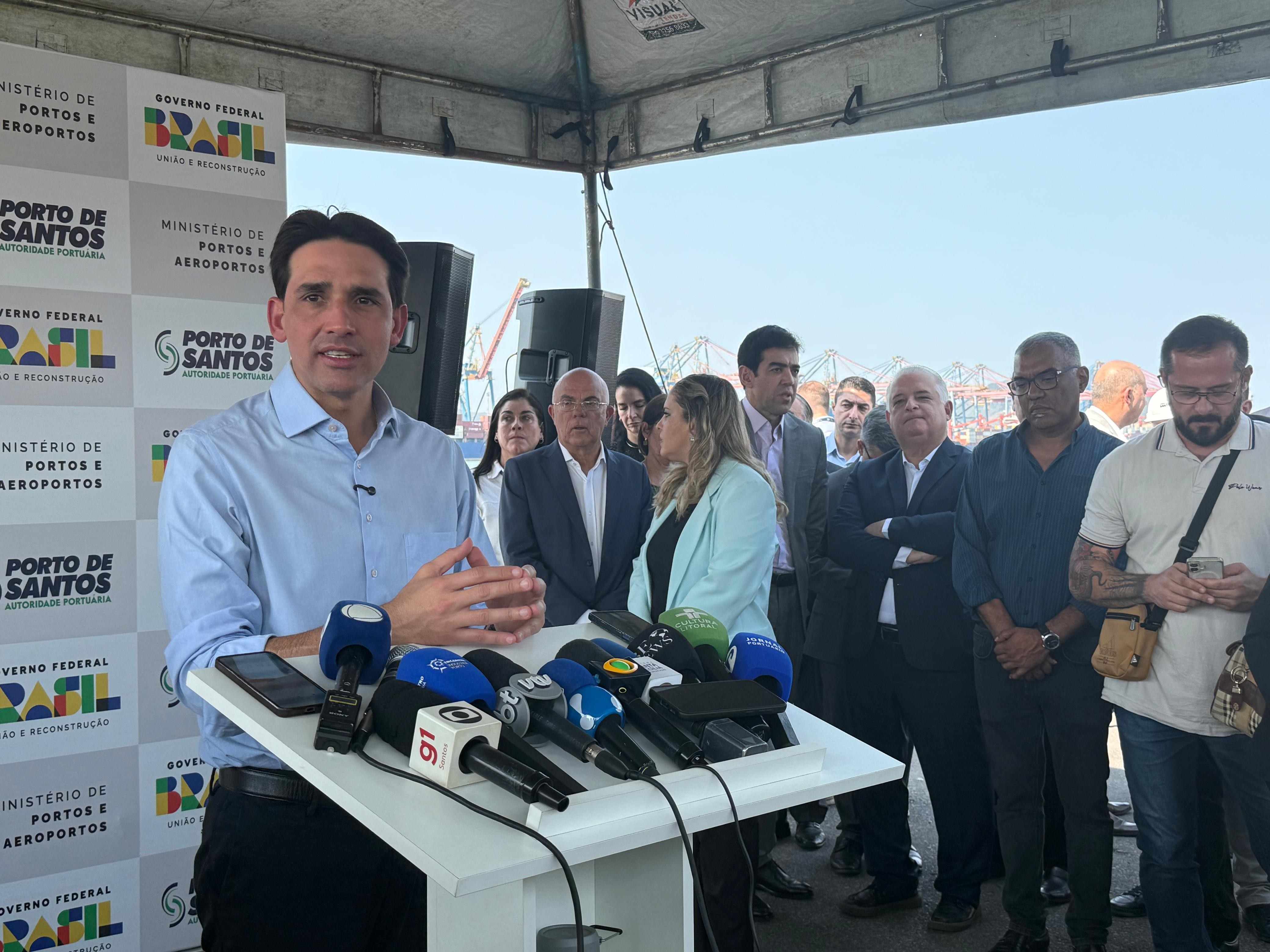 Ministro visita Porto de Santos e navega por trajeto onde será construído túnel Santos-Guarujá
