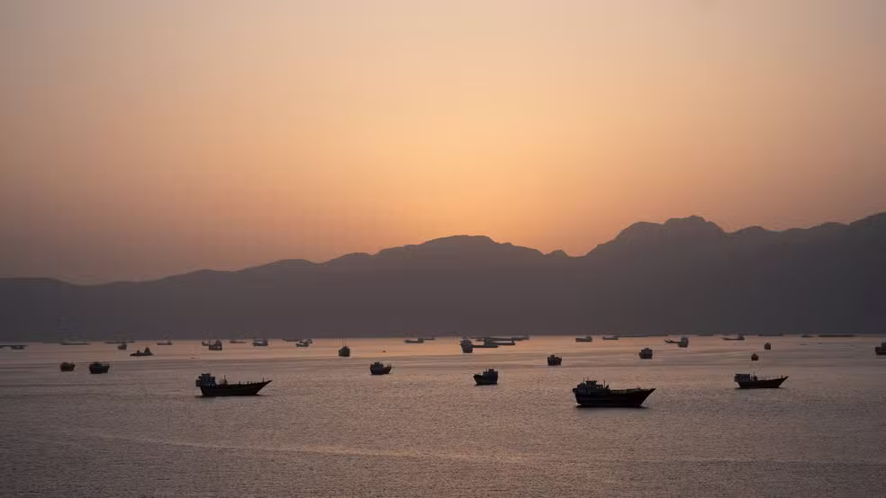 Navios e embarcações no Estreito de Ormuz, em Musandam, Omã, em 1º de maio de 2026. — Foto: Stringer / Reuters