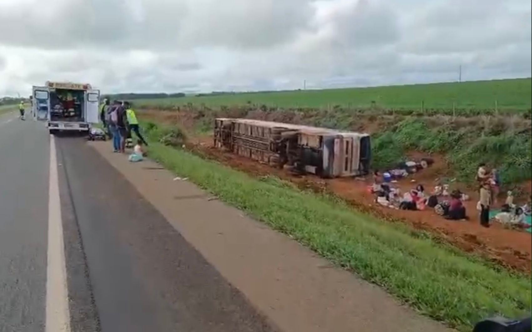 Ônibus tomba com quase 50 ocupantes e deixa passageiros gravemente feridos, diz PRF
