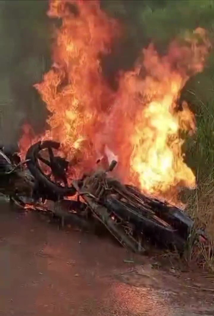 Motocicletas incendeiam após colisão frontal em ramal de Rio Branco; quatro pessoas ficaram feridas