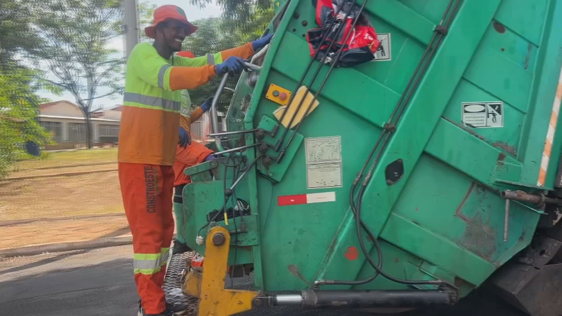 Coletor de lixo que percorre mais de 40 km por dia no trabalho vira destaque em provas de corrida de rua: 'Resistência'
