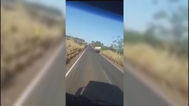 Caminho  flagrado fazendo zigue-zague minutos antes de se envolver em acidente na BR-060