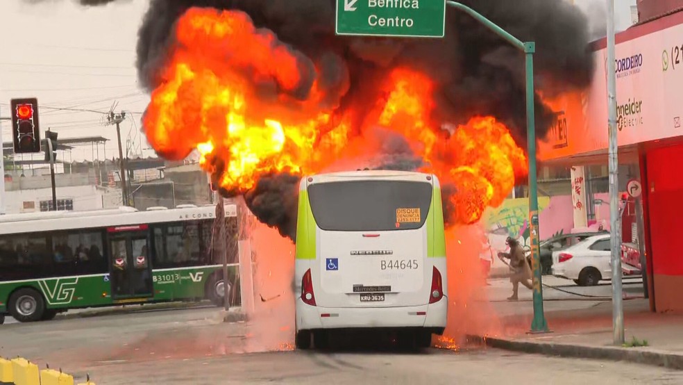 Ônibus pega fogo em Bonsucesso, na Zona Norte do Rio — Foto: Reprodução/ TV Globo