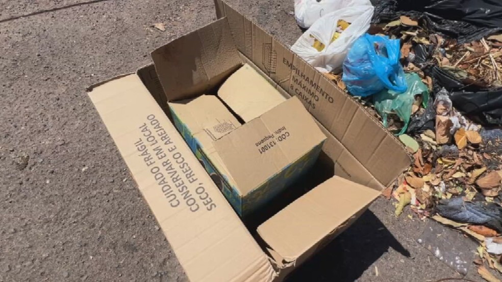 Recém-nascido com cordão umbilical foi encontrado em caixa de papelão em meio ao lixo em Birigui (SP) — Foto: Reprodução/TV TEM