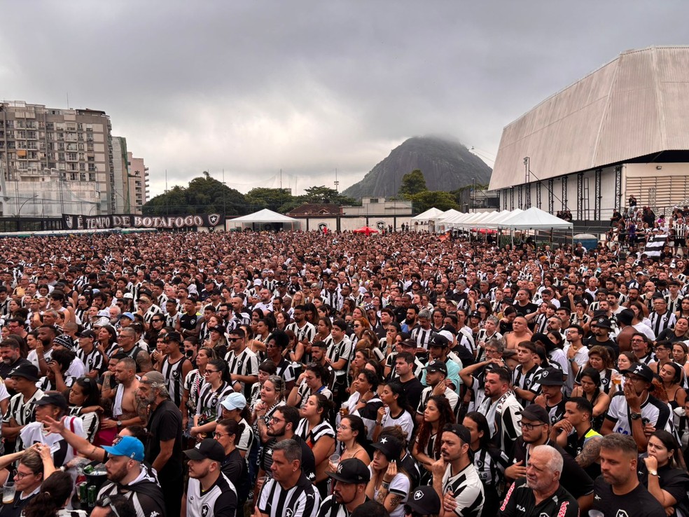 Torcedores do Botafogo lotaram a sede histórica de General Severiano — Foto: Guilherme Peixoto/TV Globo