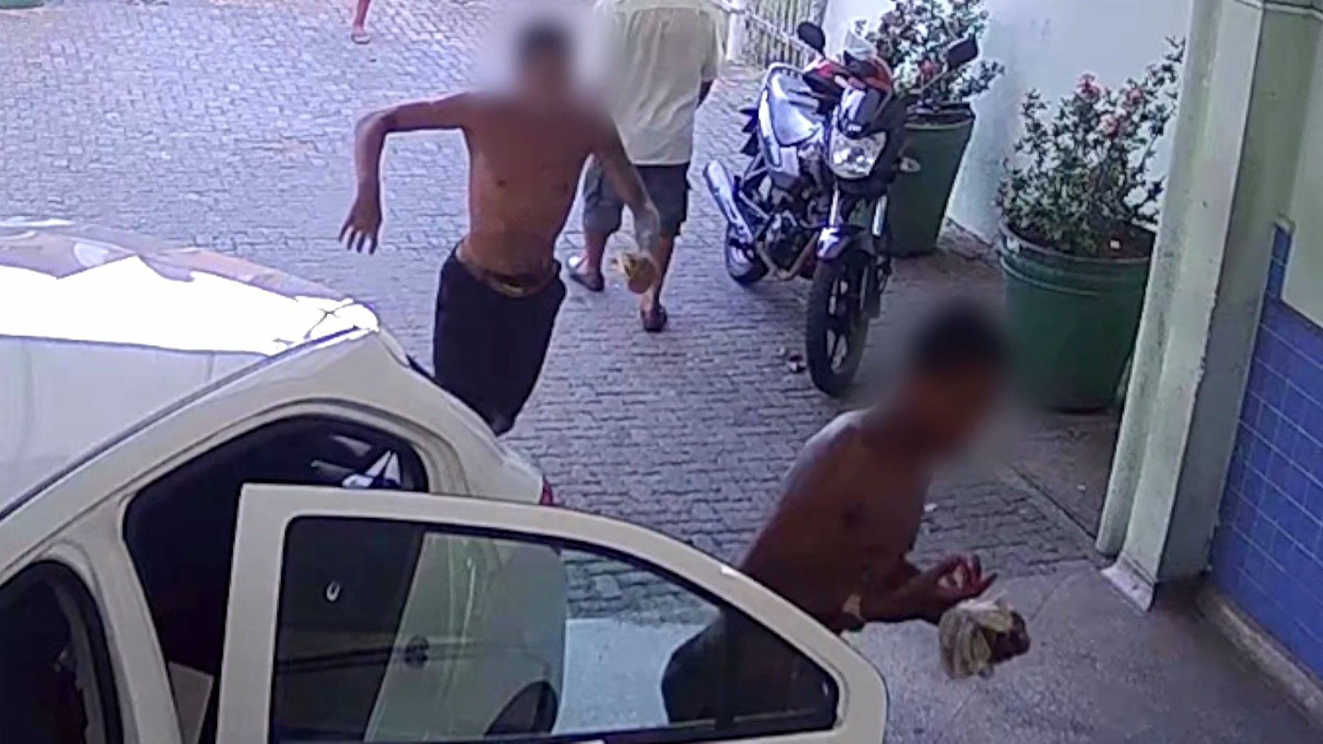 Cinco jovens são baleados em ataque a tiros no meio da rua em Vitória 