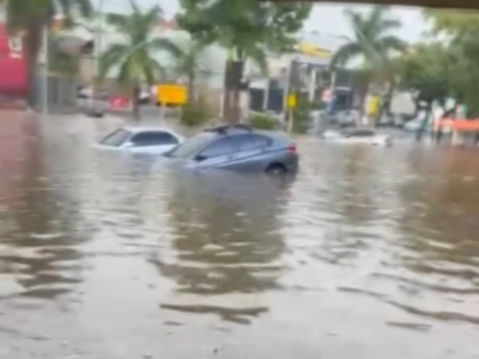 Alagamento deixa 21 carros submersos no antigo kartódromo em Campinas, diz prefeitura